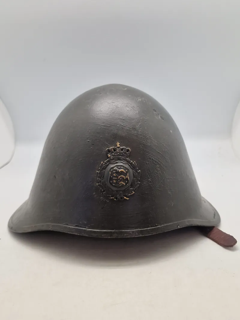 Original M/41 hjelm, med M/23 mærke - anvendt i filmen “9.april”