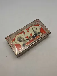 Original Blikæske, tobaks dåse, dekorret med Danmarks Kongepar - Frederik VIII og Dronning Louise.