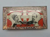 Original Blikæske, tobaks dåse, dekorret med Danmarks Kongepar - Frederik VIII og Dronning Louise.
