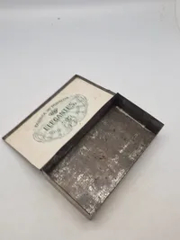 Original Blikæske, tobaks dåse, dekorret med Danmarks Kongepar - Frederik VIII og Dronning Louise.