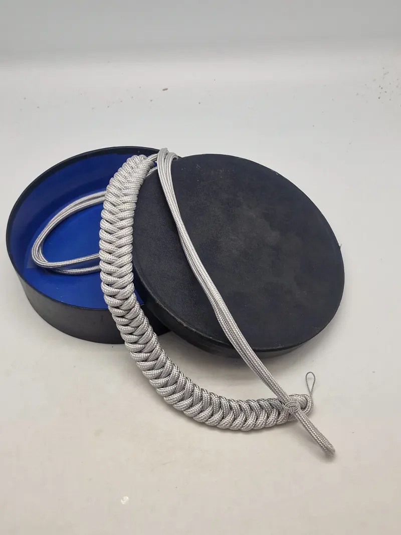 Original tysk adjudant snor  med æske