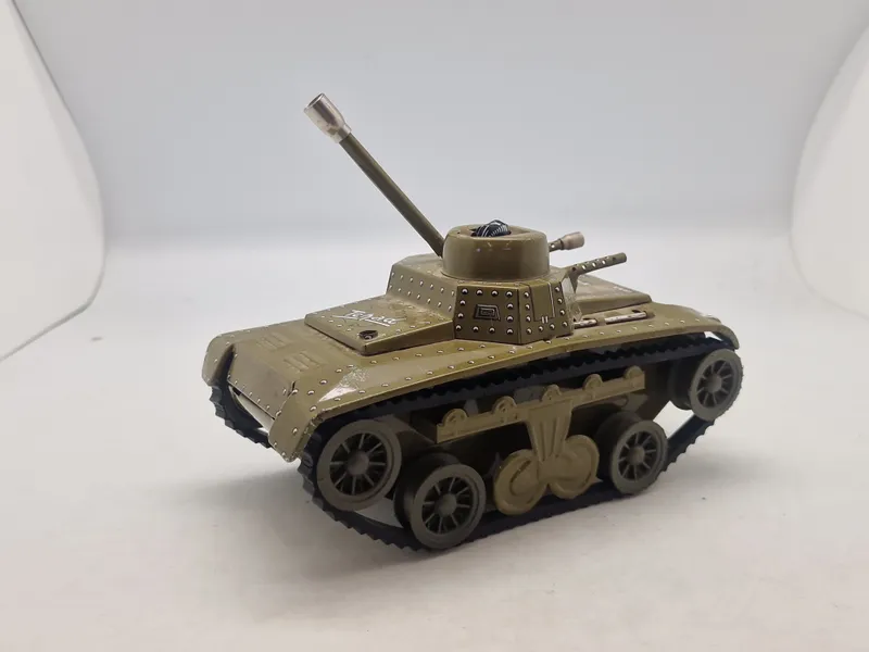 Joustra (Frankrig) 700 "Tchad" tank af blik med urværk.