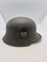 Original Tysk hjelm overmalet og brugt i filmen 9 April