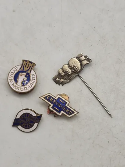 Pins automobilia
