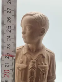 Original terrakottaskulptur med titlen "SCOUTEN" af den danske kunstner Holger Christensen (1890-1965). REPERATION VED HOVED