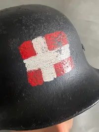 Tysk M/40 hjelmskal med senere påmalet dannebrog