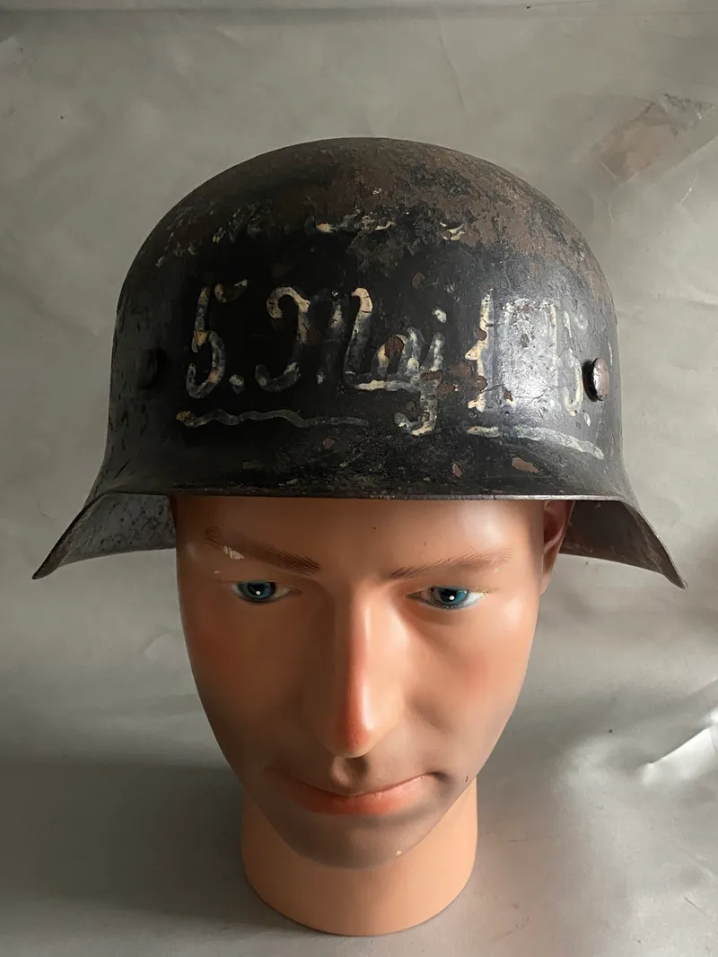 Sjælden original tysk M/42 hjelm brugt af modstandsbevægelsen - med teksten 5.maj 1945 og noget andet der ikke kan tydes