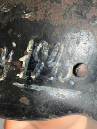 Sjælden original tysk M/42 hjelm brugt af modstandsbevægelsen - med teksten 5.maj 1945 og noget andet der ikke kan tydes