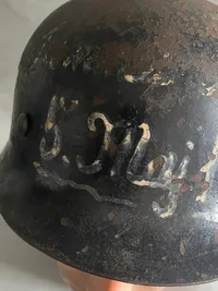 Sjælden original tysk M/42 hjelm brugt af modstandsbevægelsen - med teksten 5.maj 1945 og noget andet der ikke kan tydes