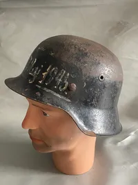 Sjælden original tysk M/42 hjelm brugt af modstandsbevægelsen - med teksten 5.maj 1945 og noget andet der ikke kan tydes