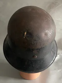Sjælden original tysk M/42 hjelm brugt af modstandsbevægelsen - med teksten 5.maj 1945 og noget andet der ikke kan tydes
