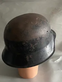 Sjælden original tysk M/42 hjelm brugt af modstandsbevægelsen - med teksten 5.maj 1945 og noget andet der ikke kan tydes