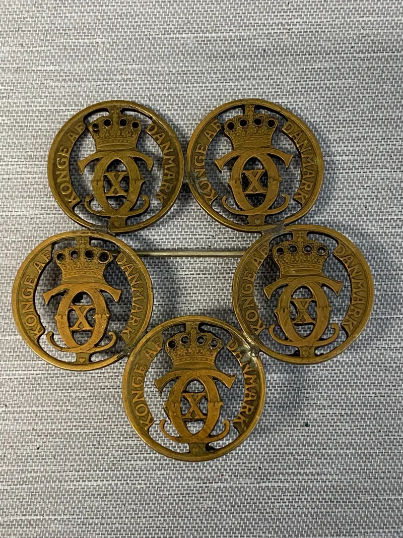 Original Kong Christian X broche - lavet af udskårende mønter