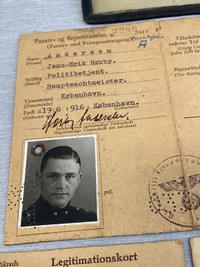 Sjældent lot på dansk politibetjent og modstandsmand - hans originale id kort og falske samtidige id kort medfølger