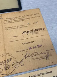 Sjældent lot på dansk politibetjent og modstandsmand - hans originale id kort og falske samtidige id kort medfølger