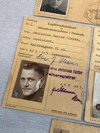 Sjældent lot på dansk politibetjent og modstandsmand - hans originale id kort og falske samtidige id kort medfølger
