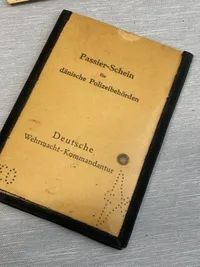 Sjældent lot på dansk politibetjent og modstandsmand - hans originale id kort og falske samtidige id kort medfølger