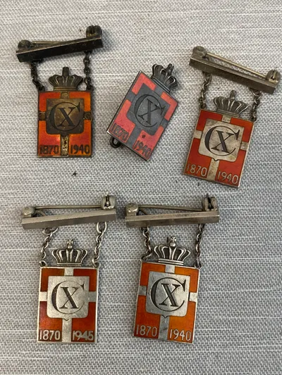 Samling originale danske Georg Jensen kongemærker