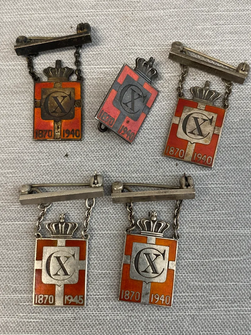 Samling originale danske Georg Jensen kongemærker