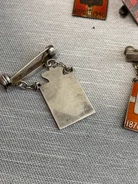 Samling originale danske Georg Jensen kongemærker