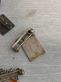 Samling originale danske Georg Jensen kongemærker
