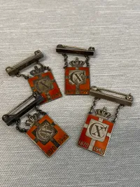 Samling originale Georg Jensen kongemærker