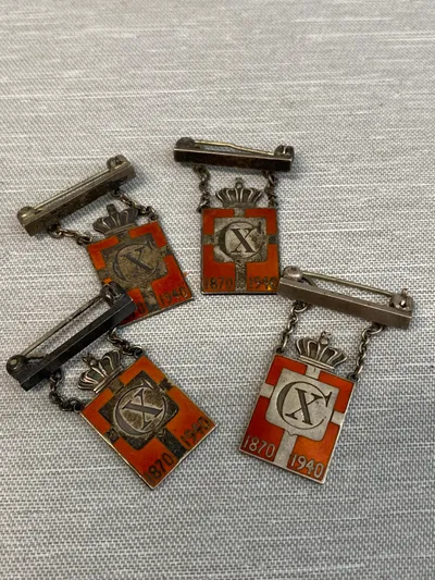Samling originale Georg Jensen kongemærker