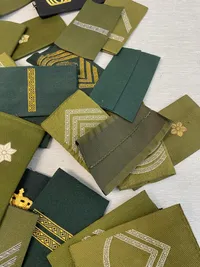 Stor samling danske skulderstropper