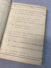 Original Engelsk Royal air force  logbog for pilot - fra 1930’erne, godt udfyldt