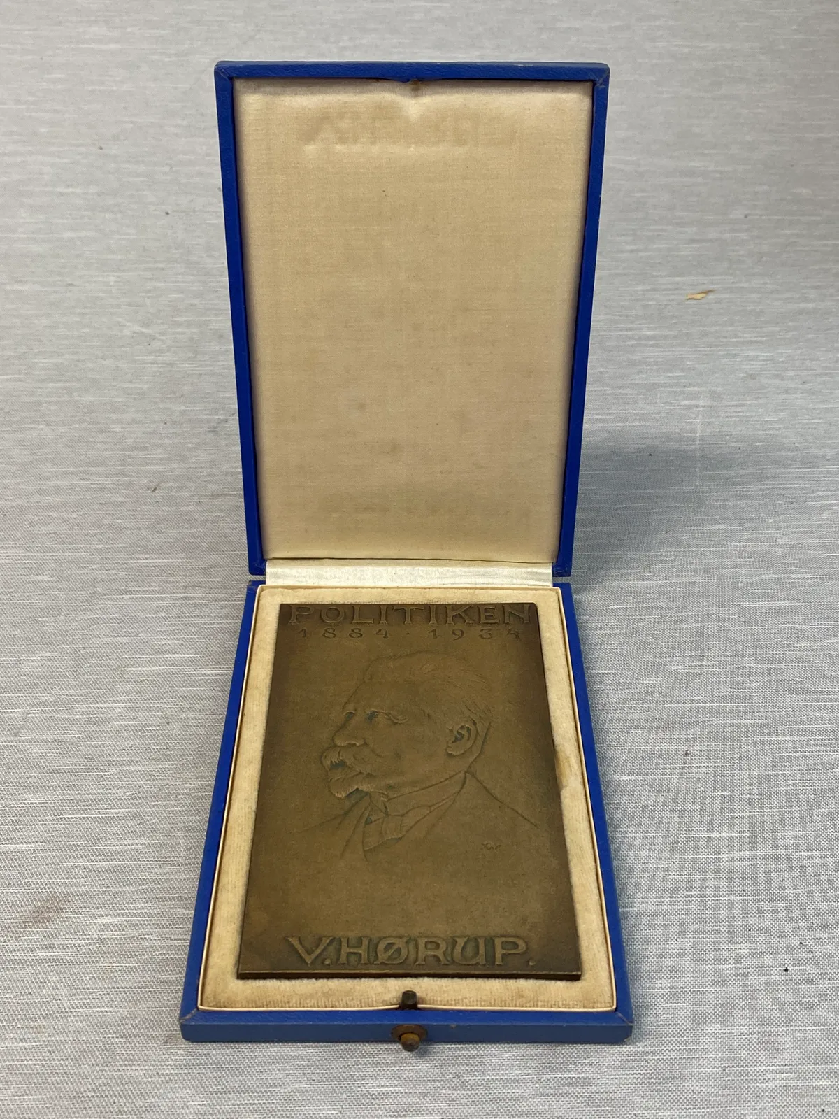 Plakette med æske V. Hørup