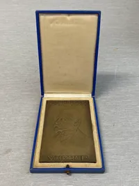 Plakette med æske V. Hørup