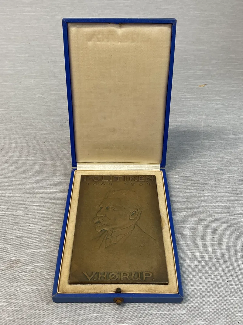 Plakette med æske V. Hørup
