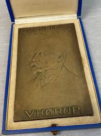 Plakette med æske V. Hørup