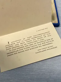 Plakette med æske V. Hørup