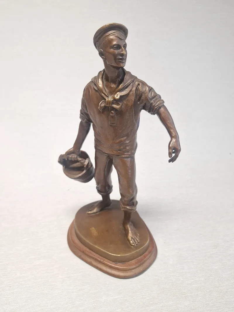 Carl Theodor Wegner 1862-1935) patineret bronze, signed and dated 1914.
Marinesoldat 35 cm.