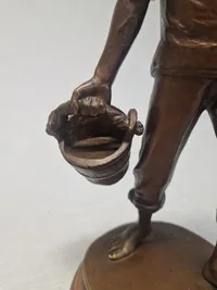 Carl Theodor Wegner 1862-1935) patineret bronze, signed and dated 1914.
Marinesoldat 35 cm.