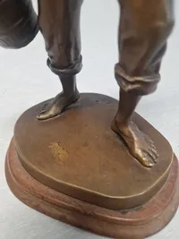 Carl Theodor Wegner 1862-1935) patineret bronze, signed and dated 1914.
Marinesoldat 35 cm.