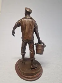 Carl Theodor Wegner 1862-1935) patineret bronze, signed and dated 1914.
Marinesoldat 35 cm.