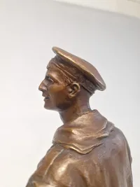 Carl Theodor Wegner 1862-1935) patineret bronze, signed and dated 1914.
Marinesoldat 35 cm.