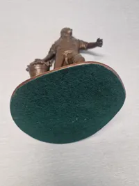 Carl Theodor Wegner 1862-1935) patineret bronze, signed and dated 1914.
Marinesoldat 35 cm.