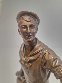 Carl Theodor Wegner 1862-1935) patineret bronze, signed and dated 1914.
Marinesoldat 35 cm.