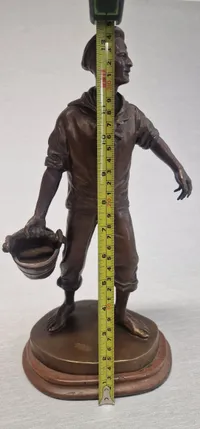Carl Theodor Wegner 1862-1935) patineret bronze, signed and dated 1914.
Marinesoldat 35 cm.