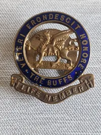 original pin livsvarigt medlem af The Buffs, givet til Dansker der var i Allieret tjeneste under WW2