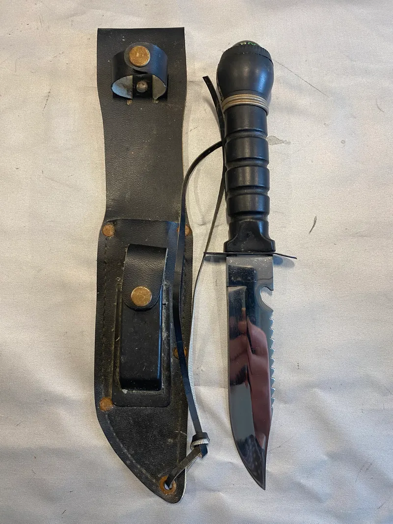 Rambo kniv med kompas og fiskeudstyr