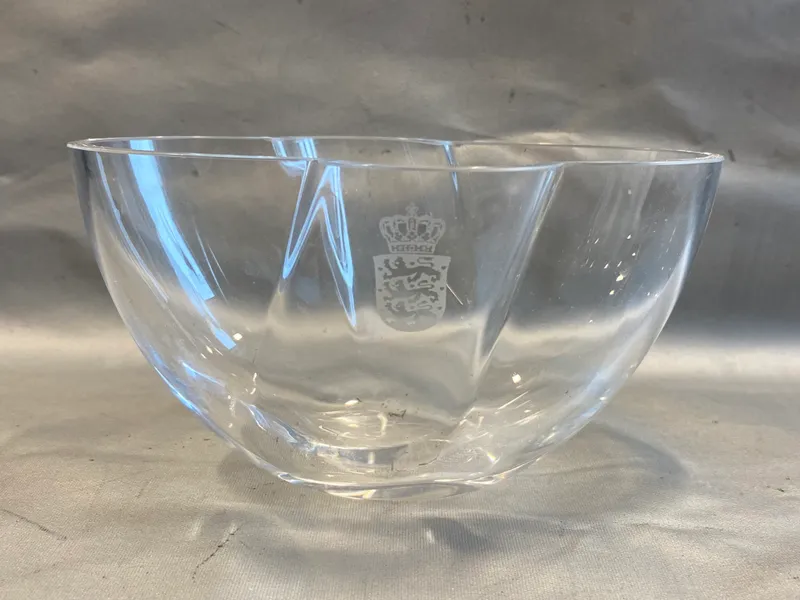 Anja Kjær glasskål med statens logo