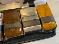 Ældre rensesæt med barbergrej, skobørster mm.