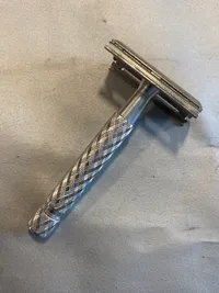 Ældre rensesæt med barbergrej, skobørster mm.