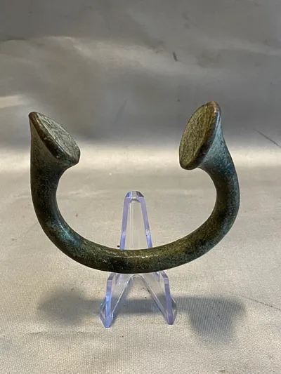 Sjældent
originalt “Manilla bracelet money, slavearmbånd” (Betalingsmiddel) type “Okpoho” år 1801-1948 

Sjældent set til salg i Danmark