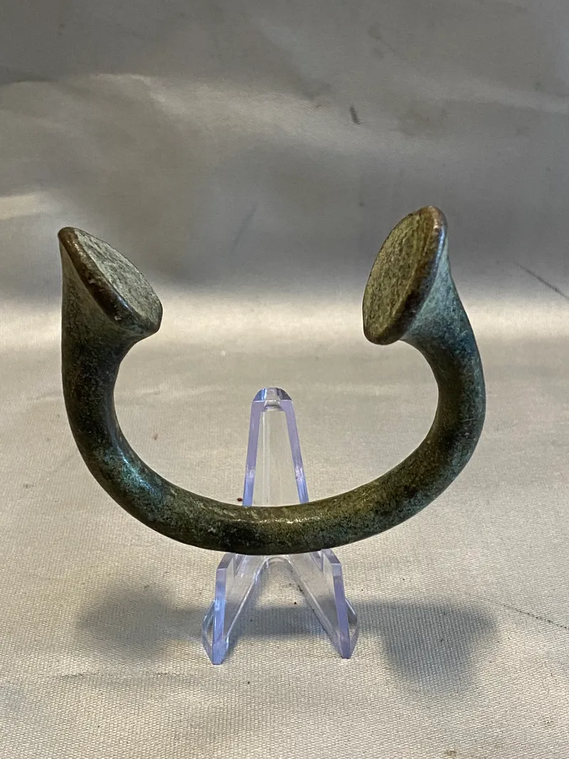 Sjældent
originalt “Manilla bracelet money, slavearmbånd” (Betalingsmiddel) type “Okpoho” år 1801-1948 

Sjældent set til salg i Danmark