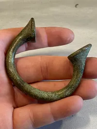 Sjældent
originalt “Manilla bracelet money, slavearmbånd” (Betalingsmiddel) type “Okpoho” år 1801-1948 

Sjældent set til salg i Danmark